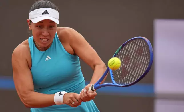 United States' Jessica Pegula returns the ball to Switzerland's Rebeka Masarova, during their match at the Italian Open tennis tournament in Rome, Sunday, May 10, 2026. (AP Photo/Andrew Medichini)
