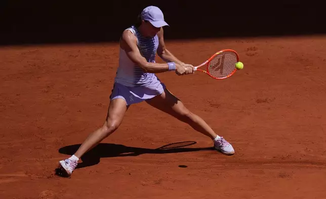 Iga Swiatek of Poland returns to Emerson Jones of Australia during their first round women's singles tennis match at the French Open tennis tournament in Paris, Monday, May 25, 2026. (AP Photo/Thibault Camus)