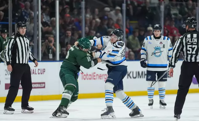 Everett Silvertips' Jaxsin Vaughan (15) and Chicoutimi Sagueneens' Liam Lefebvre (39) fight during the second period of the Memorial Cup semifinal hockey game in Kelowna, British Columbia, Friday, May 29, 2026. (Darryl Dyck/The Canadian Press via AP)