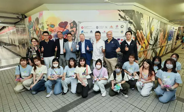 Winfried Engelbrecht Bresges, Chief Executive Officer of The Hong Kong Jockey Club (Photo 9, 4th right, back row; Photo 10, 1st left); Raymond Tam, Executive Director, Corporate Affairs of The Hong Kong Jockey Club (2nd right, back row); renowned artist Simon Ma (3rd right, back row), Eric Lee, Yau Tsim Mong District Officer (2nd left, back row); and Wong Kwok Hing, Commissioner of Correctional Services (4th left, back row) posed a group photo for a horse-themed mural at the Tsim Sha Tsui pedestrian subway.