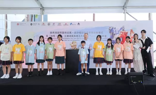 Winfried Engelbrecht Bresges, Chief Executive Officer of The Hong Kong Jockey Club (7th right) presented awards to winners of the “Horse With You” Art Competition.