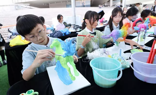 Almost 100 (TBC) award-winning students from the “Horse With You” Art Competition - launched by the Club in conjunction with Simon Ma – together with mentees of the HKSAR Government’s Strive and Rise Programme and underprivileged students, joined hands to paint mini horse sculptures at the launch ceremony.