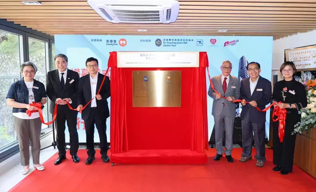 Chris Sun, Secretary for Labour and Welfare of the HKSAR Government (3rd left); Jackson Woo, Steward of The Hong Kong Jockey Club (3rd right); Grace Chan, Legislative Council Member (Functional Constituency – Social Welfare) (1st left); Justice Poon Siu tung, Chairman of SideBySide (2nd left); Patrick Li, Vice President and Corporate Governance Member of SideBySide and Chairperson of the Jockey Club “Craft Your Life Together” Co living Community Project Programme and Steering Committee (2nd right); and Anthea Lee, Chief Executive of SideBySide (1st right) officiate at the opening ceremony of Jockey Club Key House.