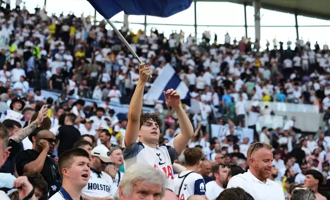 Tottenham's fans celebrate after beating Everton during the English Premier League soccer match in London, England, Sunday, May 24, 2026. (AP Photo/Frank Augstein)