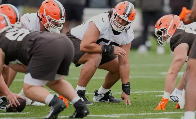 Cleveland Browns tackle Spencer Fano, center, participates in a drill during the NFL football team's rookie minicamp, Friday, May 8, 2026, in Berea, Ohio. (AP Photo/Sue Ogrocki)