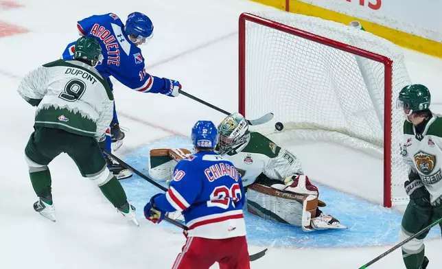 Kitchener Rangers' Cameron Arquette (11) scores against Everett Silvertips goalie Anders Miller (31) as Silvertips' Landon DuPont (9) and Luke Vlooswyk (5) watch during the third period of a Memorial Cup hockey game in Kelowna, British Columbia, Monday, May 25, 2026. (Darryl Dyck/The Canadian Press via AP)
