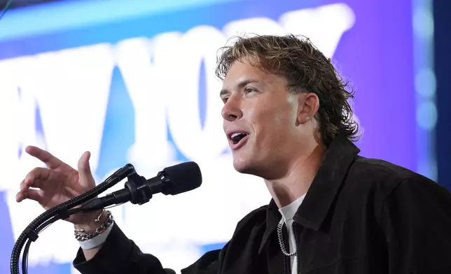 New York Giants quarterback Jaxson Dart introduces President Donald Trump at Rockland Community College, Friday, May 22, 2026, in Suffern, N.Y. (AP Photo/Alex Brandon)