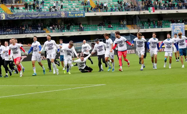 Como's players celebrate their 1-0 win at the end of the Serie A soccer match between Hellas Verona and Como, in Verona, Italy, Sunday, May 10, 2026. (Paola Garbuio/LaPresse via AP)