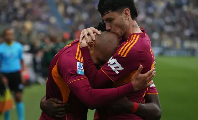 Roma's Donyell Malen, left, celebrates after scoring the opening goal during the Serie A soccer match between Parma and Roma in Parma, Italy, Sunday, May 10, 2026. (Gianni Santandrea/LaPresse via AP)