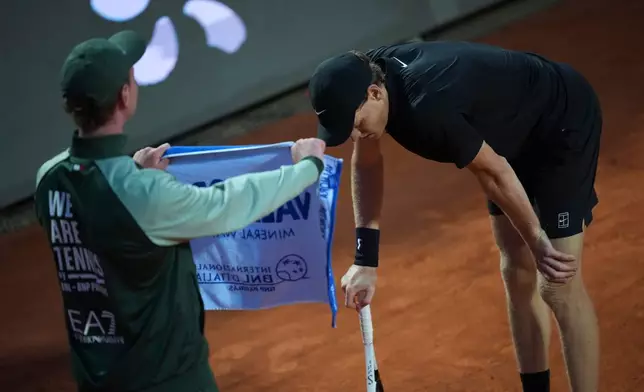 Italy's Jannik Sinner takes a break as he plays against Daniil Medvedev of Russia during their semifinal match at the Italian Open tennis tournament in Rome, Friday, May 15, 2026. (AP Photo/Andrew Medichini))