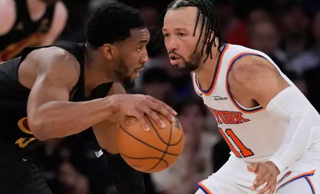 New York Knicks' Jalen Brunson, right, covers Cleveland Cavaliers' Donovan Mitchell, left, during the second half of Game 1 in the Eastern Conference finals NBA basketball playoffs series, Tuesday, May 19, 2026, in New York. (AP Photo/Seth Wenig)