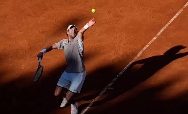 Casper Ruud, of Norway, serves to Jannik Sinner, of Italy, during the final match at the Italian Open tennis tournament, in Rome, Sunday, May 17, 2026. (AP Photo/Alessandra Tarantino)