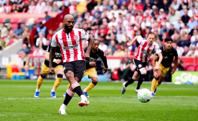 Brentford's Igor Thiago scores his sides second goal from the penalty spot during their English Premier League soccer match against West Ham in London, Saturday, May 2, 2026. (John Walton/PA via AP)