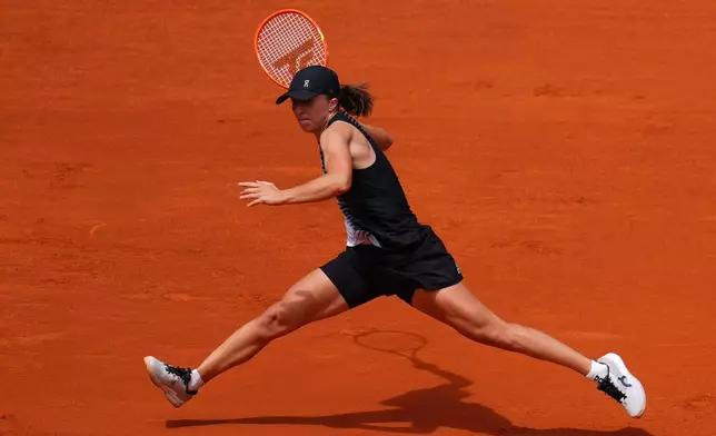 Iga Swiatek of Poland in action against Daria Snigur of Ukraine during their round of 64 match at Madrid Open tennis tournament in Madrid, Spain, Thursday, April 23, 2026. (AP Photo/Manu Fernandez)