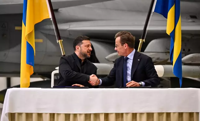 Sweden's Prime Minister Ulf Kristersson, right, and Ukraine's President Volodymyr Zelenskyy give a joint news conference at the F16 air flotilla in Uppsala, Sweden, Thursday, May 28, 2026. (Christine Olsson/TT News Agency via AP)