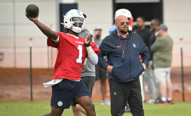 Tennessee Titans offensive coordinator Brian Daboll watches as quarterback Cam Ward passes during NFL football practice, Thursday, May 21, 2026, in Nashville, Tenn. (AP Photo/John Amis)