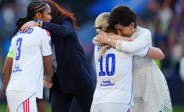 Michele Kang, owner of OL Lyonnes, comforts Lyonnes' Lindsey Heaps after the Women's Champions League final soccer match between FC Barcelona and OL Lyonnes, in Oslo, Saturday, May 23, 2026. (AP Photo/Kirsty Wigglesworth)