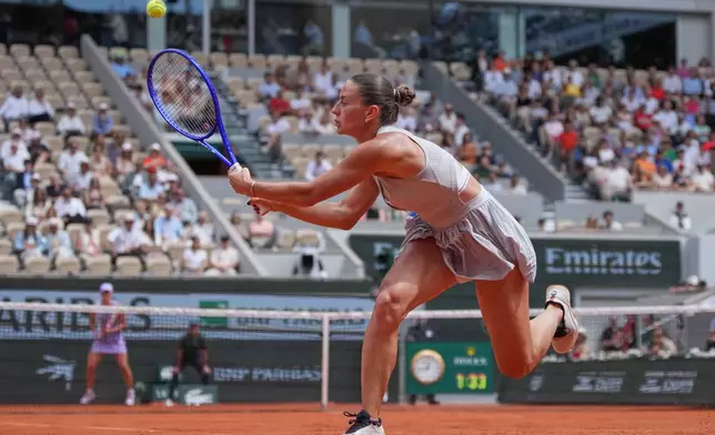 Ukraine's Marta Kostyuk returns to Poland's Iga Swiatek during the fourth-round tennis match at the French Open in Paris, Sunday, May 31, 2026. (AP Photo/Christophe Ena)