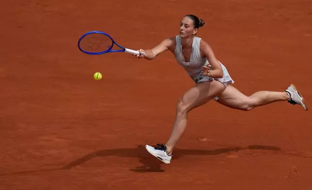 Ukraine's Marta Kostyuk returns to Poland's Iga Swiatek during the fourth-round tennis match at the French Open in Paris, Sunday, May 31, 2026. (AP Photo/Christophe Ena)