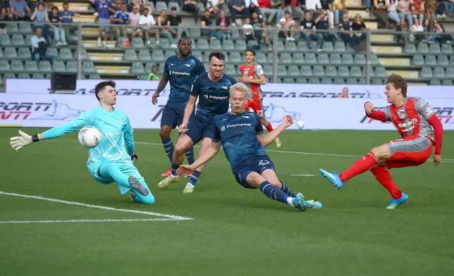 Cremonese Alessio Zerbin shoots the ball during the Serie A soccer match between Cremonese and Lazio in Cremona, Italy, Monday, May 4, 2026. (Alberto Marianii/LaPresse via AP)