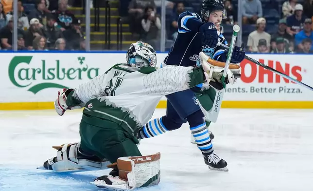 Everett Silvertips goalie Anders Miller (31) makes the save as Chicoutimi Sagueneens' Thomas Desruisseaux (17) tries to redirect the puck during the second period of a Memorial Cup hockey game in Kelowna, British Columbia, Saturday, May 23, 2026. (Darryl Dyck/The Canadian Press via AP)