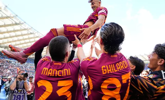 Roma's Stephan El Shaarawy celebrates with teammates at the end of the Italian Serie A soccer match between Roma and Lazio in Rome, Sunday, May 17, 2026. (AP Photo/Gregorio Borgia)