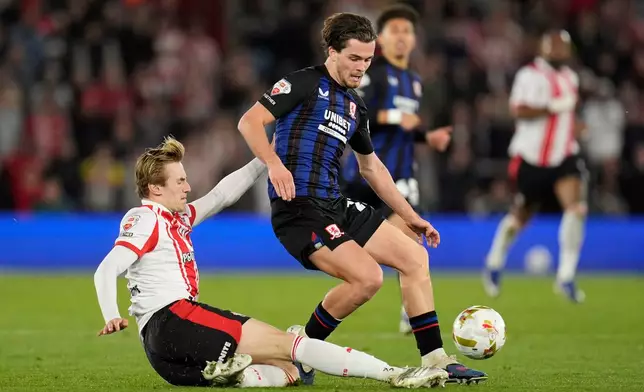 Southampton's Flynn Downes, left, and Middlesbrough's Leo Castledine battle for the ball during the EFL Championship play off semifinal soccer game between Southampton and Middlesbrough, Tuesday, May 12, 2026, in, Southampton, England. (Andrew Matthews/PA via AP)