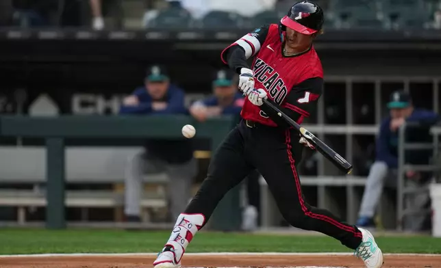 Chicago White Sox's Munetaka Murakami hits a home run during the first inning of a baseball game against the Seattle Mariners, Friday, May 8, 2026, in Chicago. (AP Photo/Erin Hooley)