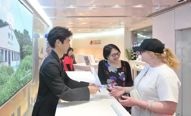 Commissioner for Tourism visits tourist attractions during Labour Day Golden Week of Mainland  Source: HKSAR Government Press Releases