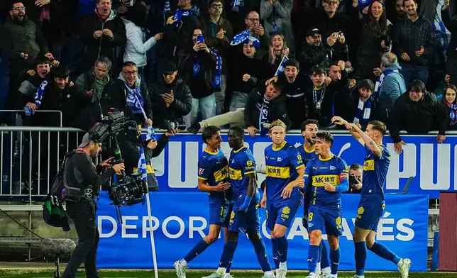 Alaves' Ibrahim Diabate, second left, celebrates with teammates after scoring his side's first goal during the Spanish La Liga soccer match between Alaves and Barcelona in Vitoria-Gasteiz, Spain, Wednesday, May 13, 2026. (AP Photo/Miguel Oses)