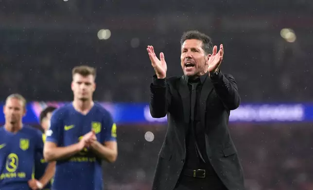 Atletico Madrid's head coach Diego Simeone and the players applaud the supporters at the the end of a Champions League semifinal, second leg, soccer match between Arsenal FC and Atletico Madrid in London, Tuesday, May 5, 2026. (AP Photo/Alastair Grant)