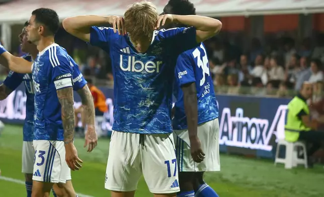 Como's Jesús Rodríguez Caraballo celebrates scoring during the Serie A soccer match between Cremonese and Como in Cremona Italy, Sunday, May 24, 2026. (Alberto Mariani/LaPresse via AP)