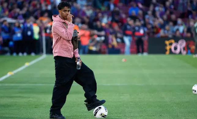 Barcelona's Lamine Yamal ahead of the Spanish La Liga soccer match between FC Barcelona and Real Madrid in Barcelona, Spain, Sunday, May 10, 2026. (AP Photo/Joan Monfort)