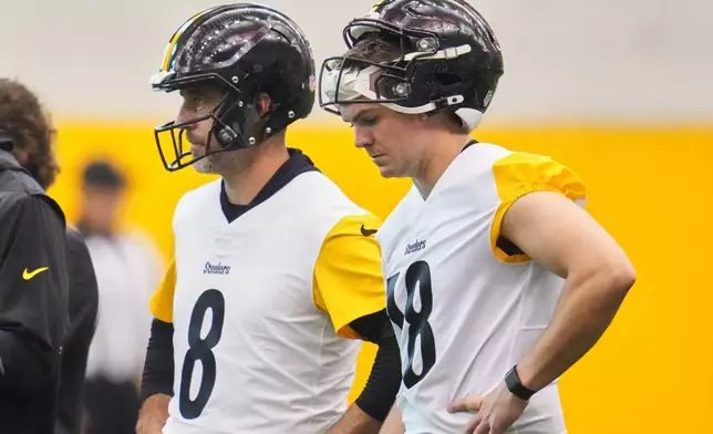 Pittsburgh Steelers quarterbacks Aaron Rodgers (8) and Will Howard participate during NFL football practice in Pittsburgh, Wednesday, May 20, 2026. (AP Photo/Gene J. Puskar)