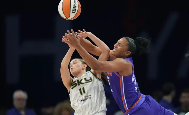 Phoenix Mercury forward Alyssa Thomas, right, battles with Chicago Sky guard Gabriela Jaquez (11) for a loose ball during the first half of a WNBA basketball game, Friday, May 15, 2026, in Phoenix. (AP Photo/Ross D. Franklin)