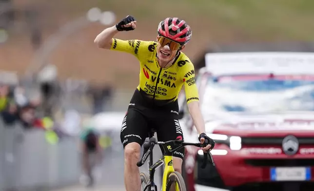 Denmark's Jonas Vingegaard celebrates winning the 7th stage of the Giro d'Italia cycling race, from Formia to Blockhaus, Italy, Friday May 15, 2026. (Massimo Paolone/LaPresse via AP)