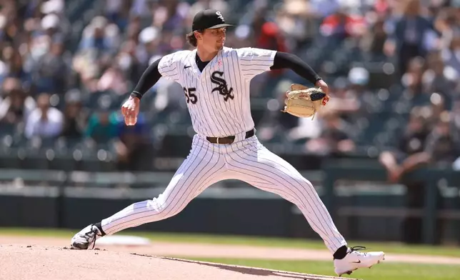 Chicago White Sox pitcher Davis Martin throws during the first inning of a baseball game against the Seattle Mariners, Sunday, May 10, 2026, in Chicago. (AP Photo/Geoff Stellfox)
