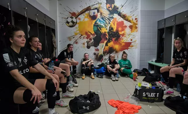 AKS Zly Praga players talk in the dressing room during the Women's II Liga Kobiet North soccer match between AKS Zly Praga and KKP Slupczanka Słupca, at the Don Pedro Arena stadium in Warsaw, Poland, Saturday, April 25, 2026. (AP Photo/Ebrahim Noroozi)