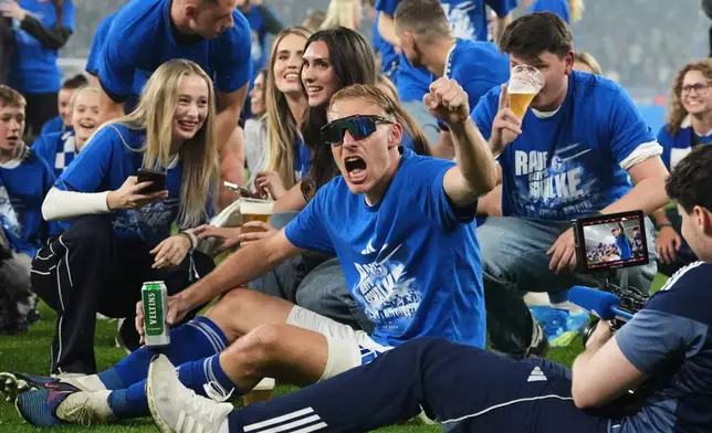 Schalke's Timo Becker, center, celebrates at the end of the German Bundesliga 2 soccer match between FC Schalke 04 and Fortuna Duesseldorf in Gelsenkirchen, Germany, Saturday, May 2, 2026. (AP Photo/Martin Meissner)