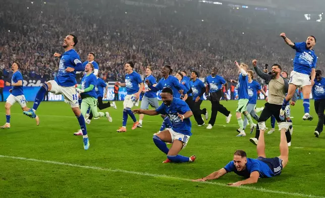 Schalke players celebrate at the end of the German Bundesliga 2 soccer match between FC Schalke 04 and Fortuna Duesseldorf in Gelsenkirchen, Germany, Saturday, May 2, 2026. (AP Photo/Martin Meissner)