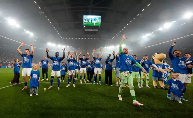 Schalke players celebrate at the end of the German Bundesliga 2 soccer match between FC Schalke 04 and Fortuna Duesseldorf in Gelsenkirchen, Germany, Saturday, May 2, 2026. (AP Photo/Martin Meissner)