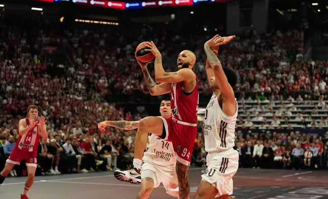 Olympiacos' Evan Fournier drives to the basket against Real Madrid's Andres Feliz during the Euroleague final basketball match between Olympiacos and Real Madrid in Athens, Greece, Sunday, May 24, 2026. (AP Photo/Thanassis Stavrakis)