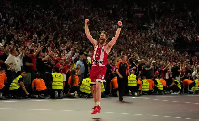 Olympiacos' Thomas Walkup elebrates after winning the Euroleague final basketball match against Real Madrid in Athens, Greece, Sunday, May 24, 2026. (AP Photo/Thanassis Stavrakis)