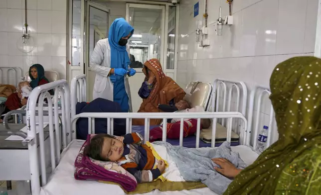 FILE.- Afghan women care for their children in the malnutrition ward at Indira Gandhi Children's Hospital in Kabul, Afghanistan, Sunday, Feb. 15, 2026. (AP Photo/Siddiqullah Alizai,File)