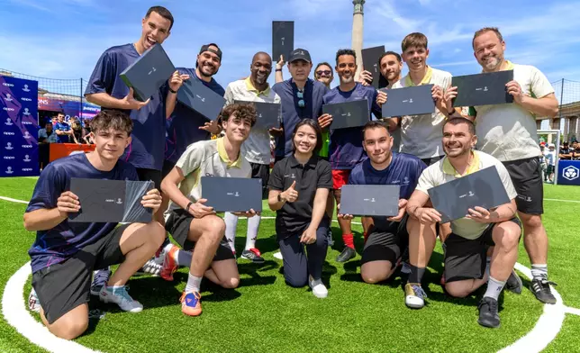 Theo Walcott and Claude Makélélé joined fans for a friendly 5v5 game