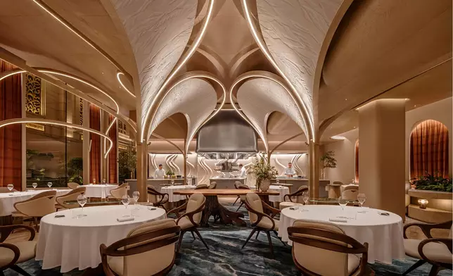 Designed by J Candice Interior Architects, Estuary by Vicky Cheng unfolds as a timeless, immersive spatial journey that mirrors the restaurant’s themes of tidal transformation in nature.