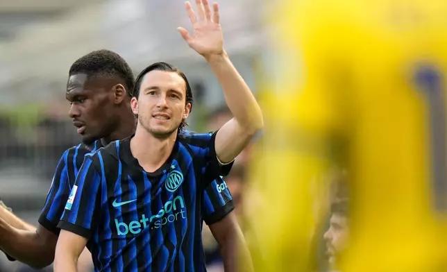 FILE - Inter Milan's Matteo Darmian waves to supporters during a Serie A soccer match between Inter Milan and Hellas Verona, in Milan, Italy, Sunday, May 17, 2026. (AP Photo/Luca Bruno, File)