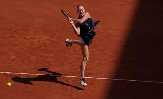 Austria's Anastasia Potapova returns to Russia's Anna Kalinskaya during the fourth-round tennis match at the French Open in Paris, Monday, June 1, 2026. (AP Photo/Thibault Camus)