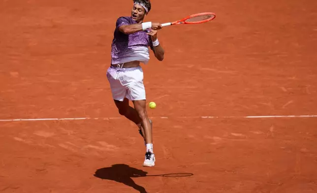 Italy's Flavio Cobolli returns to Zachary Svajda of the United States during the fourth-round tennis match at the French Open in Paris, Monday, June 1, 2026. (AP Photo/Christophe Ena)