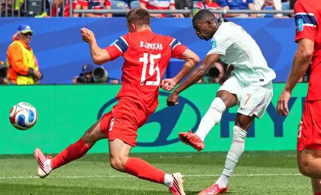 France's Ousmane Dembele, right, scores the opening goal during the World Cup Group I soccer match between Norway and France in Foxborough, Mass., near Boston, Friday, June 26, 2026. (AP Photo/Martin Meissner)